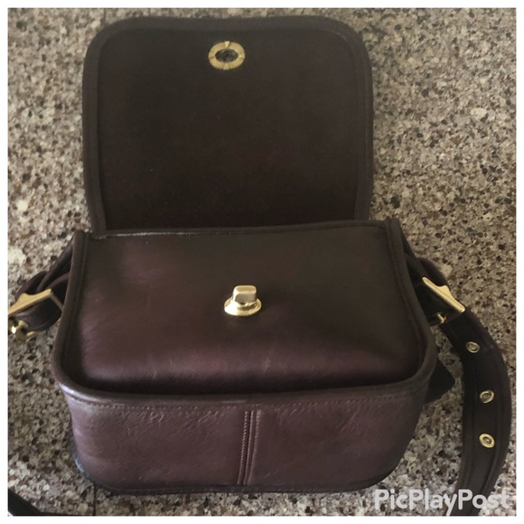 Vintage Coach Legacy Small Flap #9965 in Mahogany with brass turnlock closure. - Picture 3 of 9